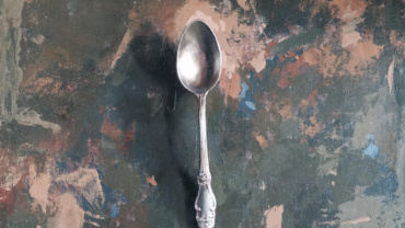 Yakov Feldman - Table spoon on a green background - Kings Gallery - Fine art - Israeli art - Israeli artist.